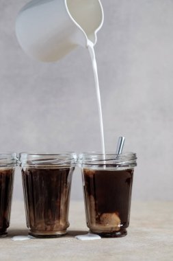 Sebze sütlü kahve, hesap sütü bardağa doldurulur.