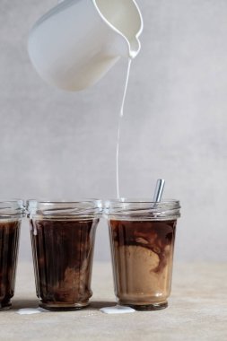 Sebze sütlü kahve, hesap sütü bardağa doldurulur.