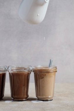 Sebze sütlü kahve, hesap sütü bardağa doldurulur.