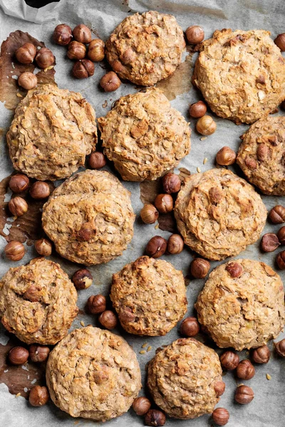 Muz ve fındıklı yulaf ezmeli kurabiye.