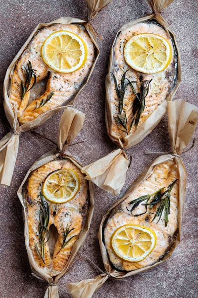 Limon ve biberiyeli somon tekneleri