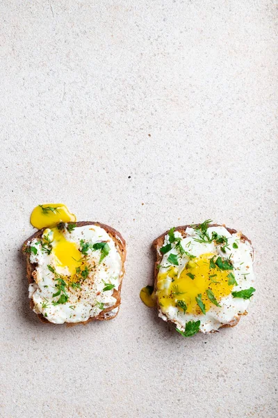 Peynirli, yumurtalı ve otlu tost.