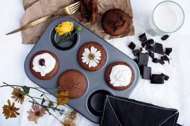 Koyu çikolata ile kekler