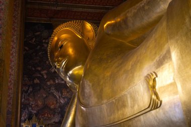 Bangkok Tayland 'daki Wat Pho Tapınağı' nda büyük altın Buda heykeli (Phra Buddhasaiyas)