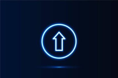Koyu mavi arkaplan üzerindeki bir dairenin içindeki yukarı bakan bir okun parlak parlak neon çizgisi, yükleme, büyüme, ilerleme, başarı ve navigasyonu temsil eder