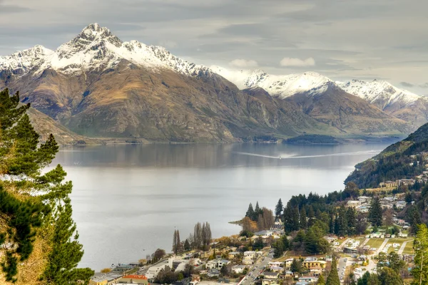 Queenstown ve göl manzara