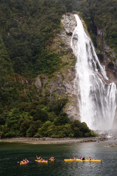 Kajak vattenfall milford sound — Stockfoto