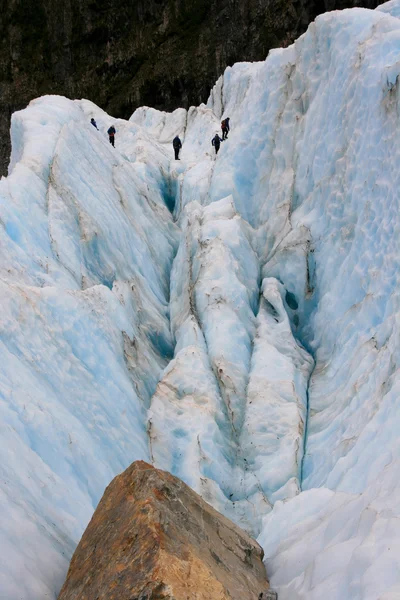 Turisztikai gleccserhez szakadékba hegymászás — Stock Fotó