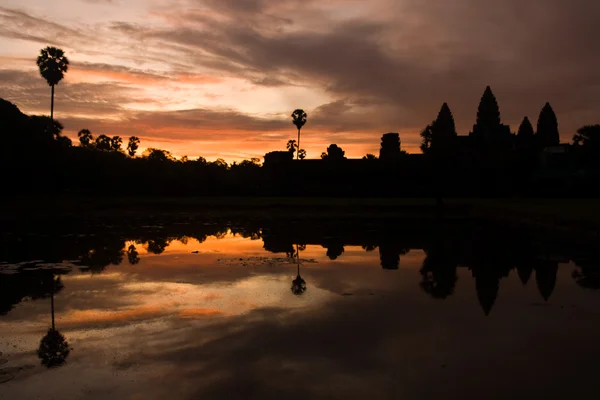 Ruinas del templo de Angkor puesta del sol — Foto de Stock