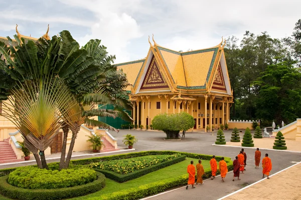 Monges cambojanos caminhando — Fotografia de Stock