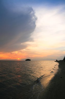 Plaj tropikal ada günbatımı