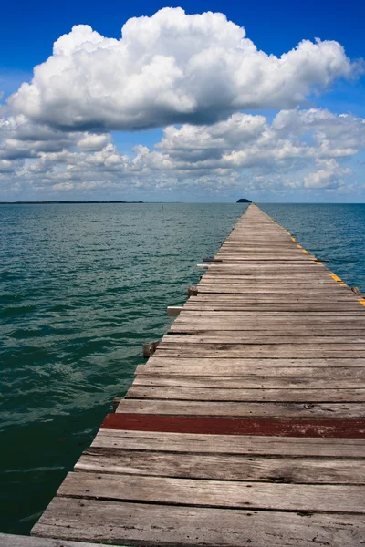 Ocean Pier extendiéndose a Horizonte —  Fotos de Stock