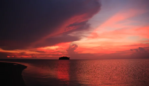 Verbazingwekkende tropische zonsondergang — Stockfoto