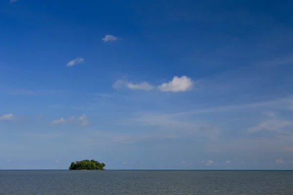 Geïsoleerde tropisch eiland — Stockfoto