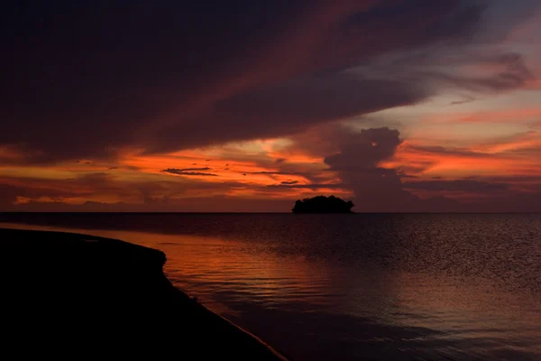 Verbazingwekkende tropische eiland-Sunset — Stockfoto