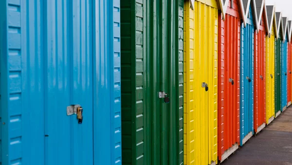 Fila de cabanas coloridas de praia — Fotografia de Stock