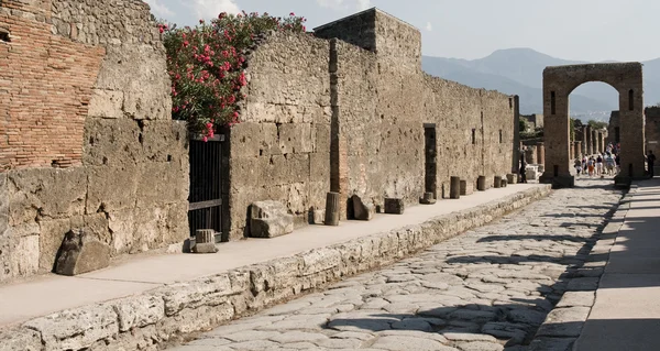 Pompeje ulice s turisty — Stock fotografie