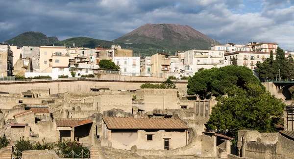 Αρχαία ερείπια Herculaneum με Βεζούβιος — Φωτογραφία Αρχείου