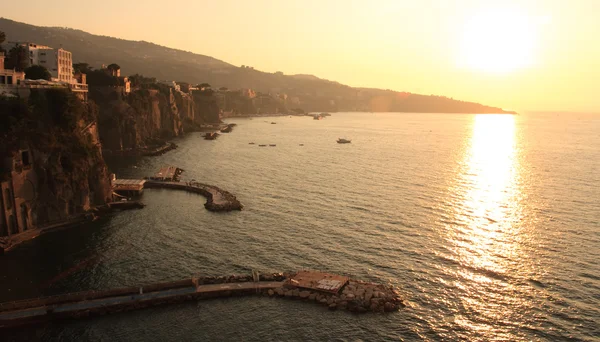 Akşam günbatımında tekneler Sorrento Bay, Campania, İtalya.