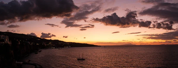 Sonnenuntergang in der Bucht von Sorrent — Stockfoto