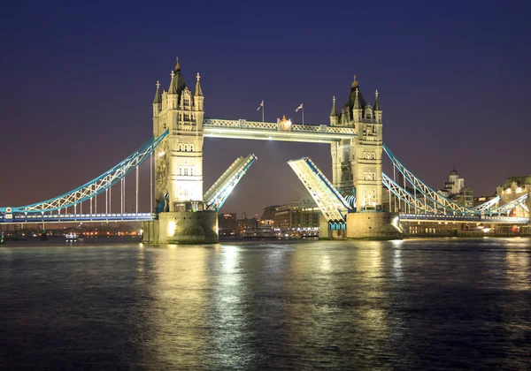 Tower Bridge w nocy — Zdjęcie stockowe