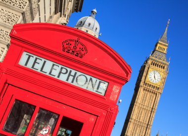 Klasik kırmızı telefon kulübesi ve Big Ben, London, İngiltere