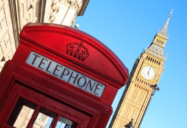 Klasik kırmızı telefon kulübesi ve Big Ben, London, İngiltere