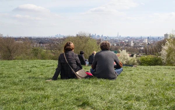 Pareja disfruta de London Skyline desde Parliament Hill — Foto de Stock