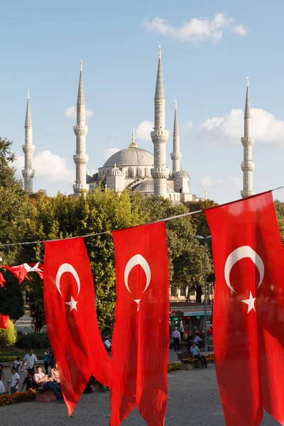 Блакитна мечеть Турецька прапорів вид з м. Arkif Ersoy відстані Стокове Зображення