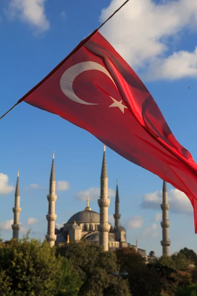 Блакитна мечеть Турецька прапорів вид з м. Arkif Ersoy відстані Стокове Фото