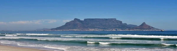 Table Mountain and the beach — Stock Photo, Image