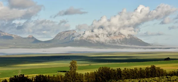 Montañas y nubes... — Foto de Stock