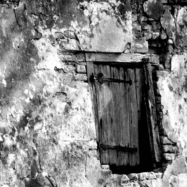 Nahaufnahme Einer Alten Hauswand Mit Kleinem Fenster Einem Wald Schwarz — Stockfoto