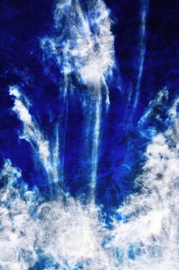 Mavi gökyüzünde güzel beyaz Cirrus bulutları olan bulutlu bir yer.