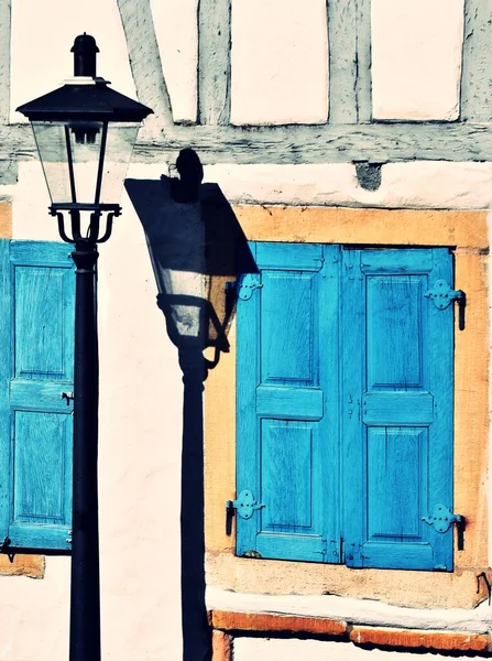 Primer Plano Una Lámpara Calle Con Sombra Pared Casa — Foto de Stock