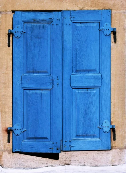 Großaufnahme Geschlossener Blauer Holzläden Einem Fenster — Stockfoto