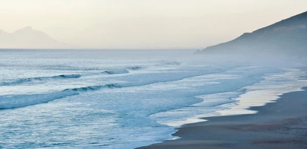 Pláž v krásném ranním světle — Stock fotografie