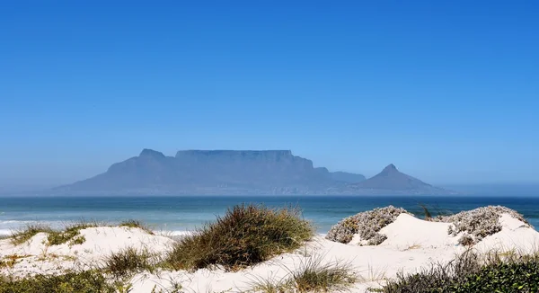 Strand met Tafelberg — Stockfoto