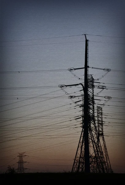 Elektrische leidingen bij zonsopgang — Stockfoto