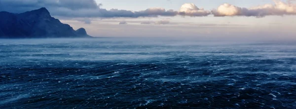狂风暴雨的早晨在海 — 图库照片