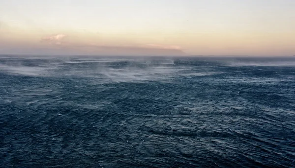 Stormachtige ochtend op de zee — Stockfoto