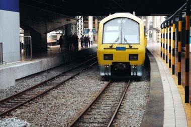 Sarı metro Araba, raylar ve insanlar