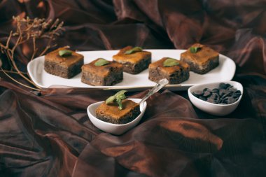 Masada çikolatalı kek.