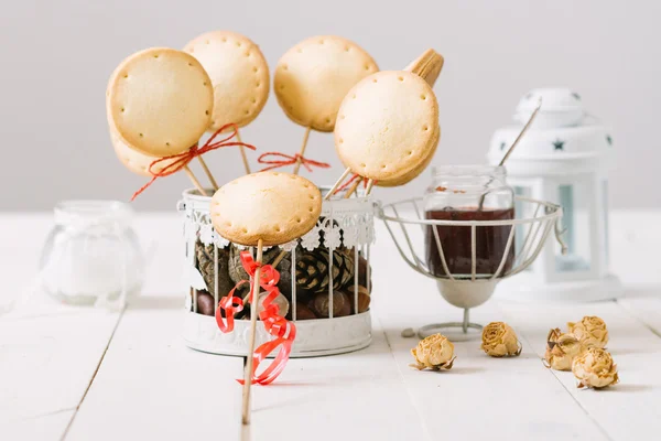 Homemade pie pops with jam on the white vintage  table. — Zdjęcie stockowe