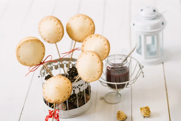 Homemade pie pops with jam on the white vintage  table. — Zdjęcie stockowe