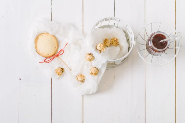 Homemade pie pops with jam on the white vintage  table. — Stockfoto