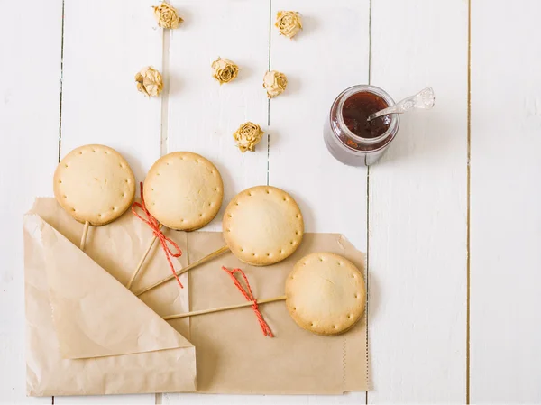 Homemade pie pops with jam on the white vintage  table. — Stockfoto