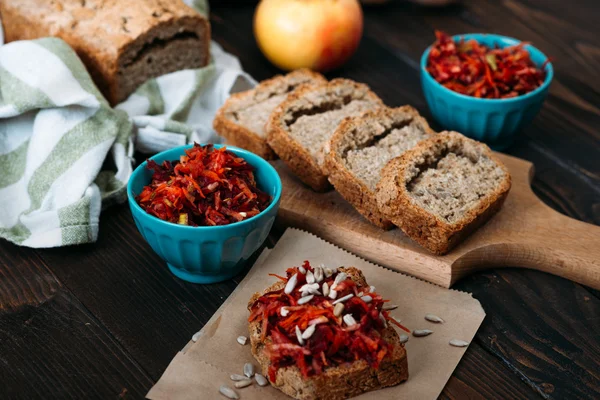 Pan integral casero y ensalada de vitaminas en la mesa rústica . —  Fotos de Stock