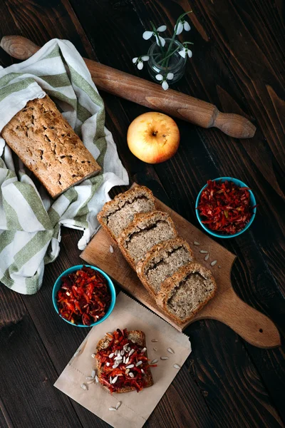 Pan integral casero y ensalada de vitaminas en la mesa rústica . — Foto de Stock