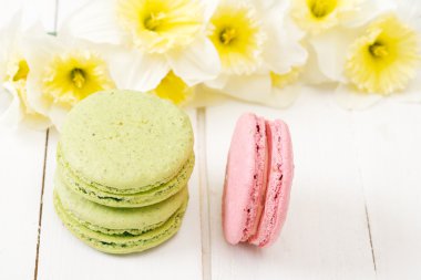 Beyaz masa üzerinde ev yapımı kurabiye.